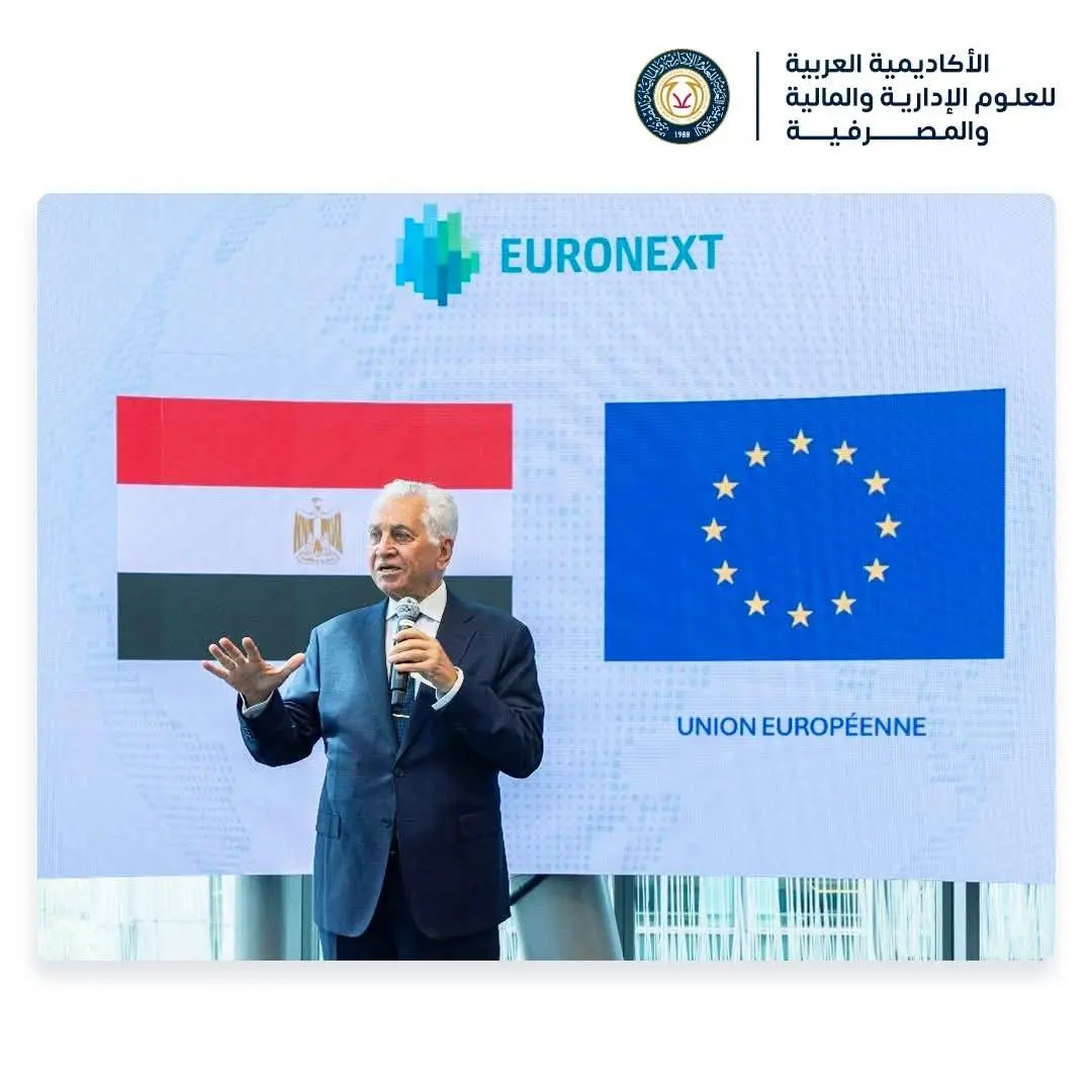 الدكتور مصطفى هديب - رئيس الاكاديمية العربية للعلوم الادارية والمالية والمصرفية يقرع جرس الافتتاح لبدء التداول فى مقر البورصة الاوروبية فى باريس